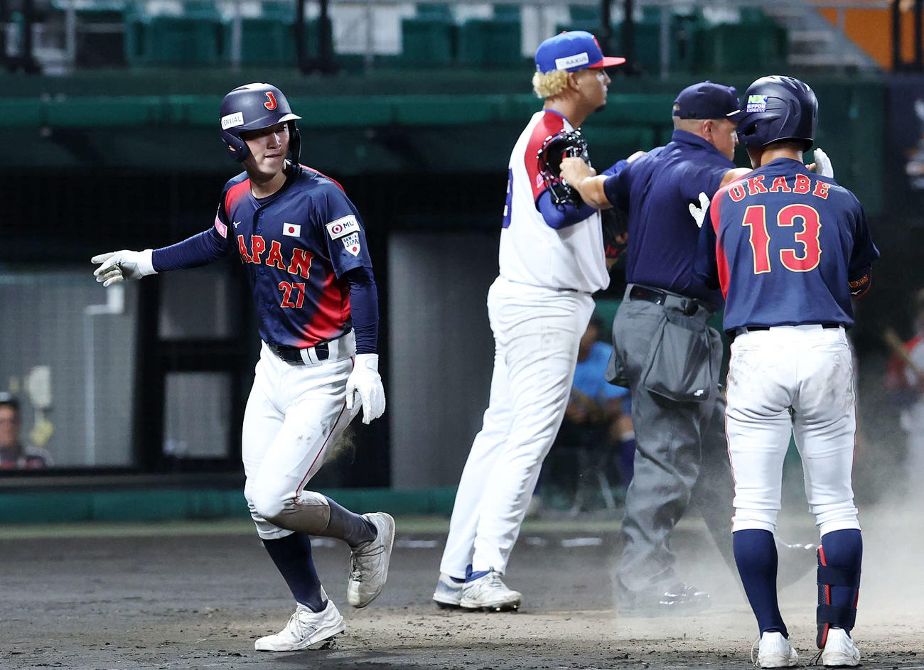 日本対プエルトリコ　2回表日本2死二塁、坂本の内野安打と失策で二塁走者の横山（左）が生還（撮影・鈴木正人）