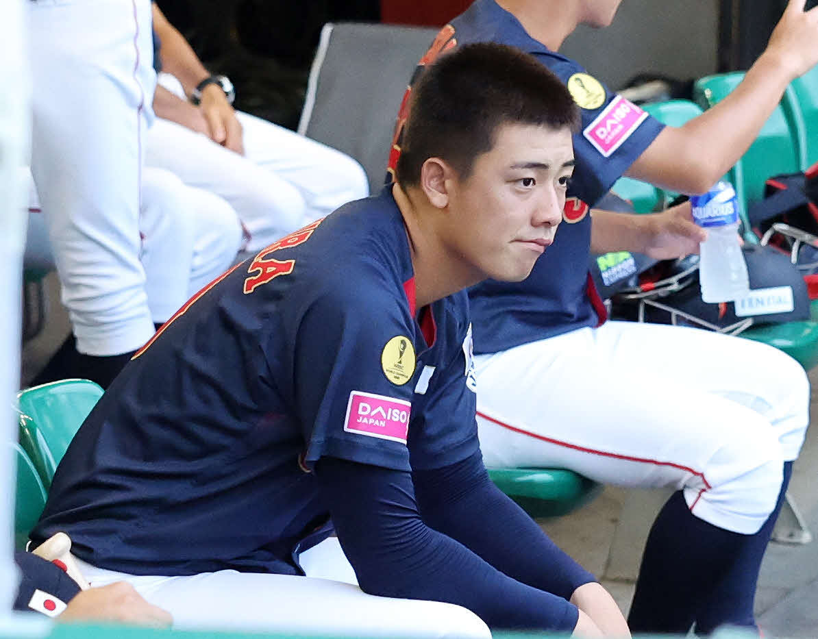 日本対プエルトリコ　試合前、天候を気にする日本・奥村頼（撮影・鈴木正人）