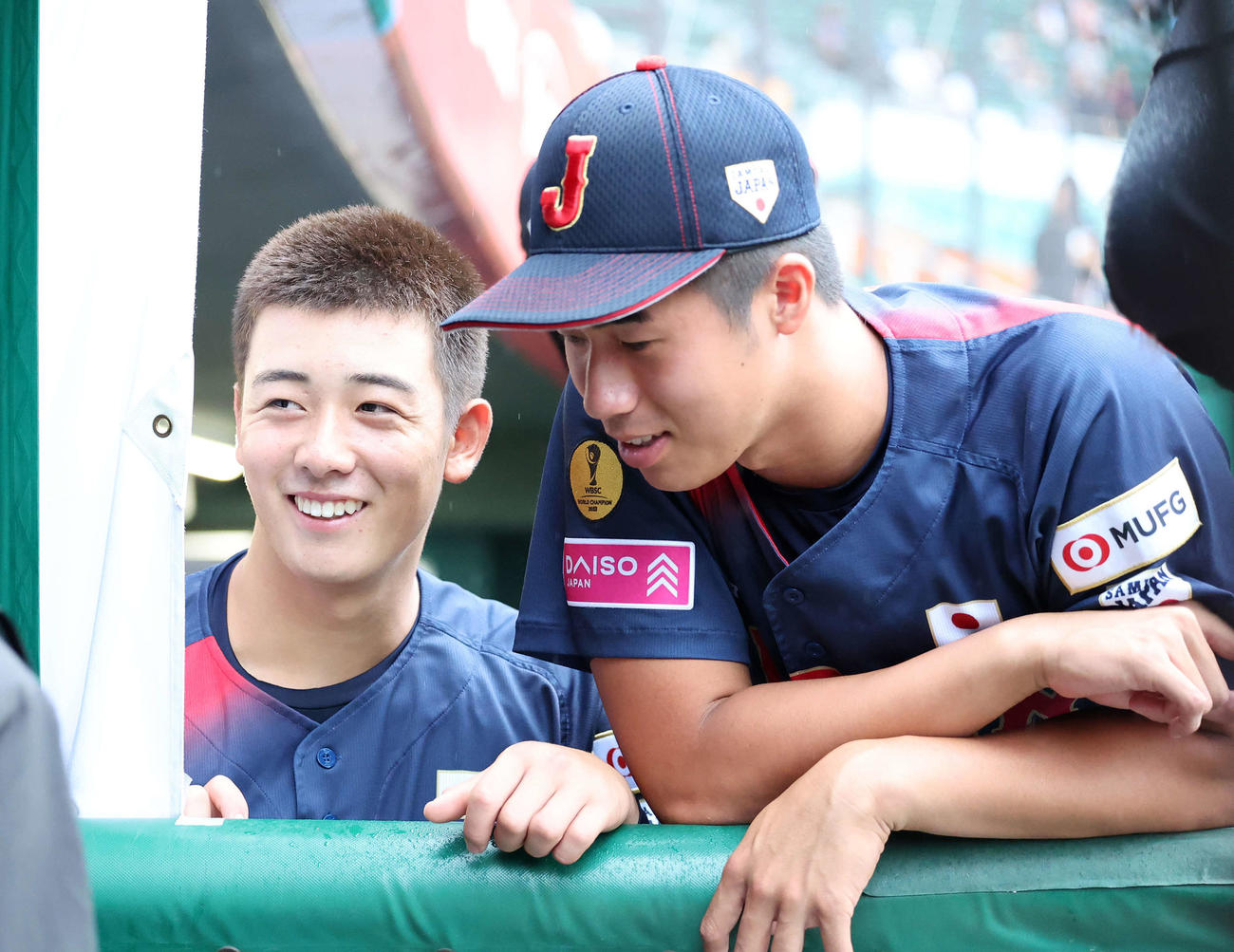 日本対プエルトリコ　試合前、笑顔を見せる日本・奥村頼（左）と為永（撮影・鈴木正人）