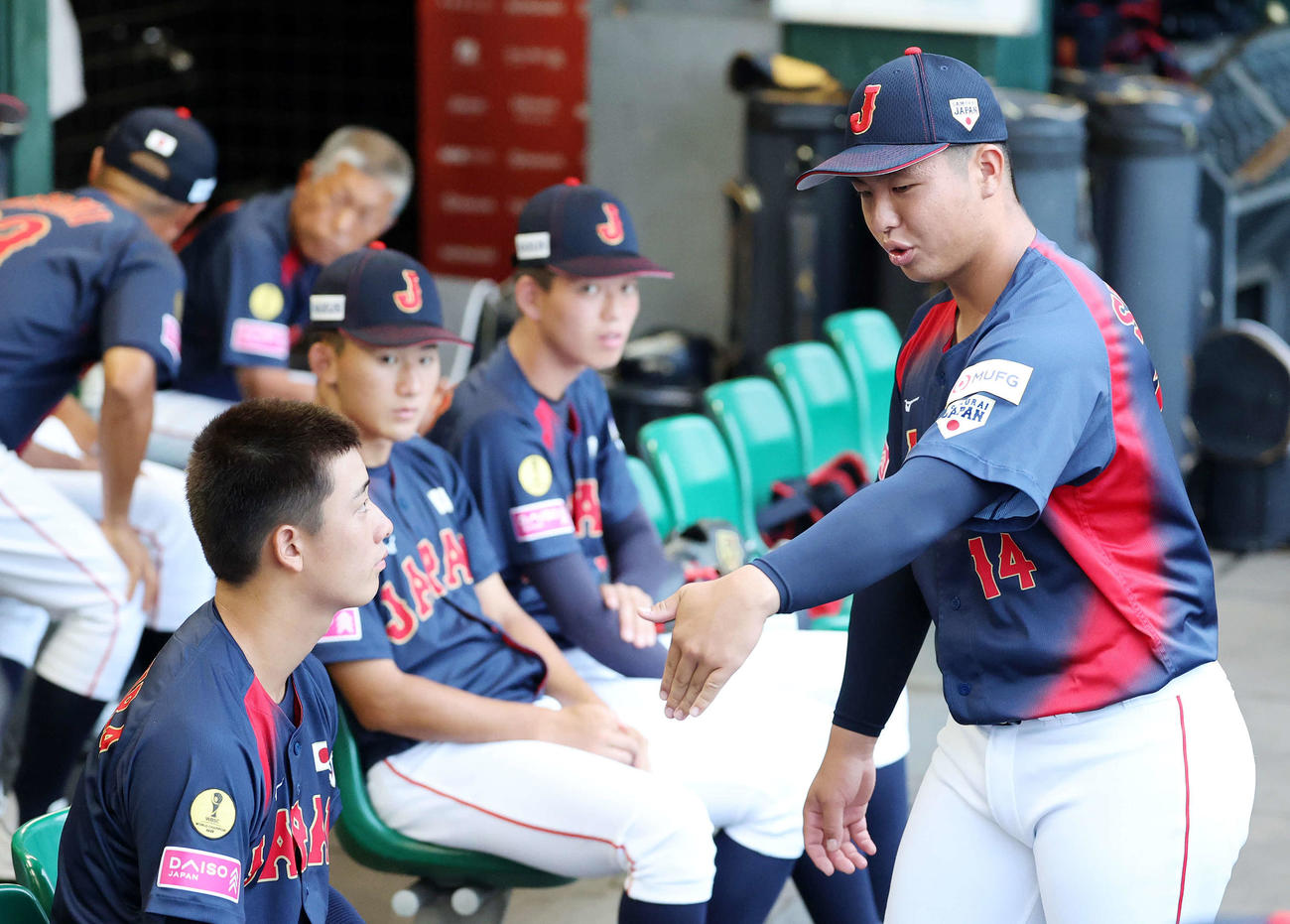 日本対プエルトリコ　試合前、ベンチ内で話す日本・奥村頼（左）と末吉（撮影・鈴木正人）