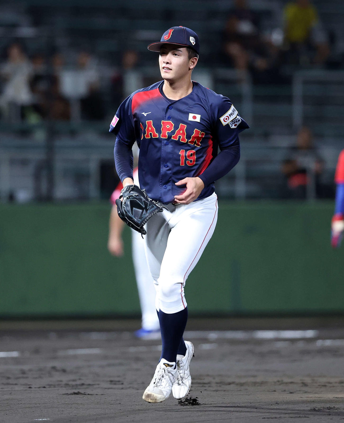 日本対プエルトリコ　2回裏、プエルトリコの攻撃を抑えベンチに引き揚げる日本・奥村頼（撮影・鈴木正人）