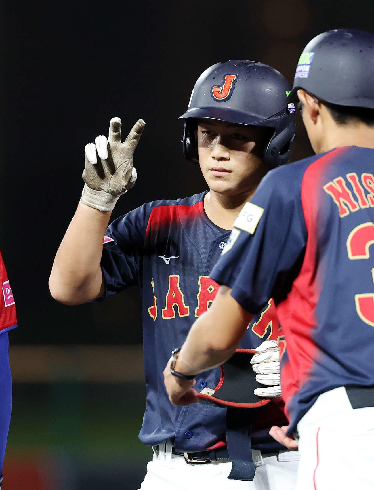 日本対プエルトリコ　6回表日本1死、奥村凌は中前打を放ちシーサーポーズ（撮影・鈴木正人）