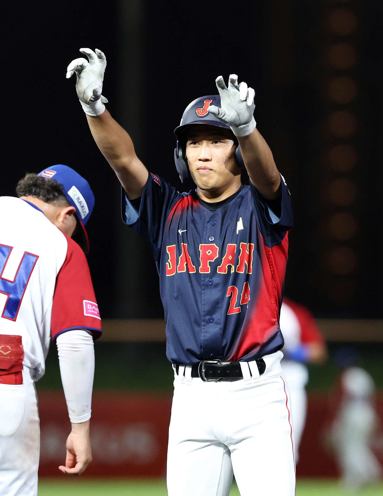 日本対プエルトリコ　5回表日本無死、坂本は中前打を放ちシーサーポーズ（撮影・鈴木正人）