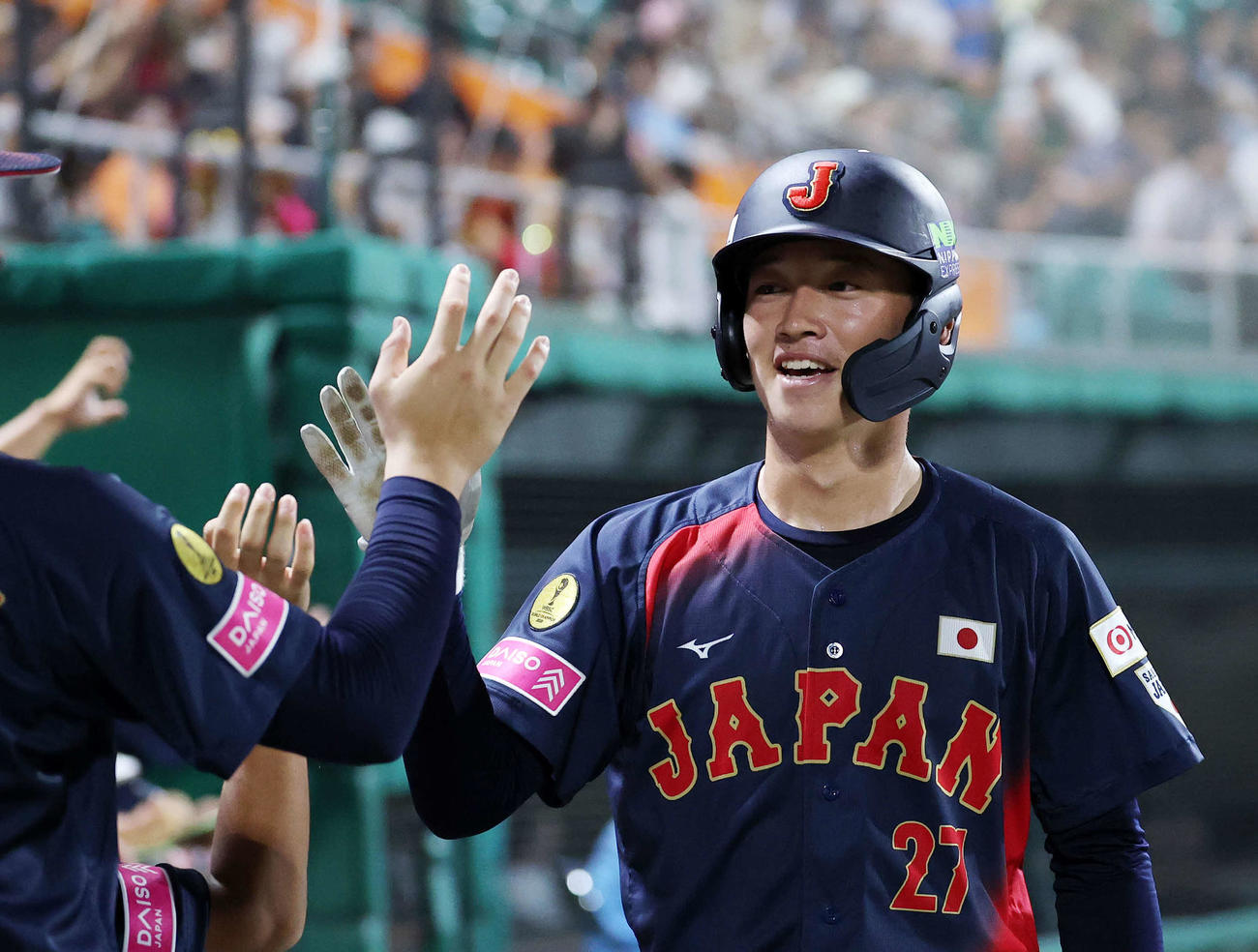 日本対プエルトリコ　2回表日本2死二塁、坂本の内野安打と失策で二塁走者の横山が生還しベンチ前で笑顔を見せる（撮影・鈴木正人）