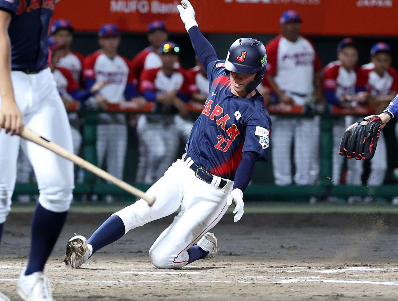 日本対プエルトリコ　2回表日本2死二塁、坂本の内野安打と失策で二塁走者の横山が生還（撮影・鈴木正人）