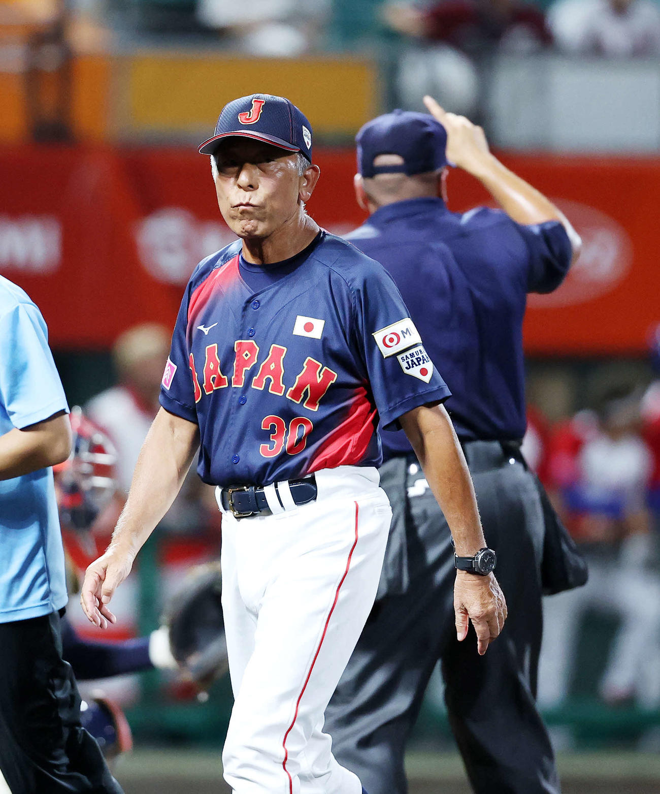 日本対プエルトリコ　4回裏、選手交代を告げベンチに引き揚げる日本・小倉監督（撮影・鈴木正人）