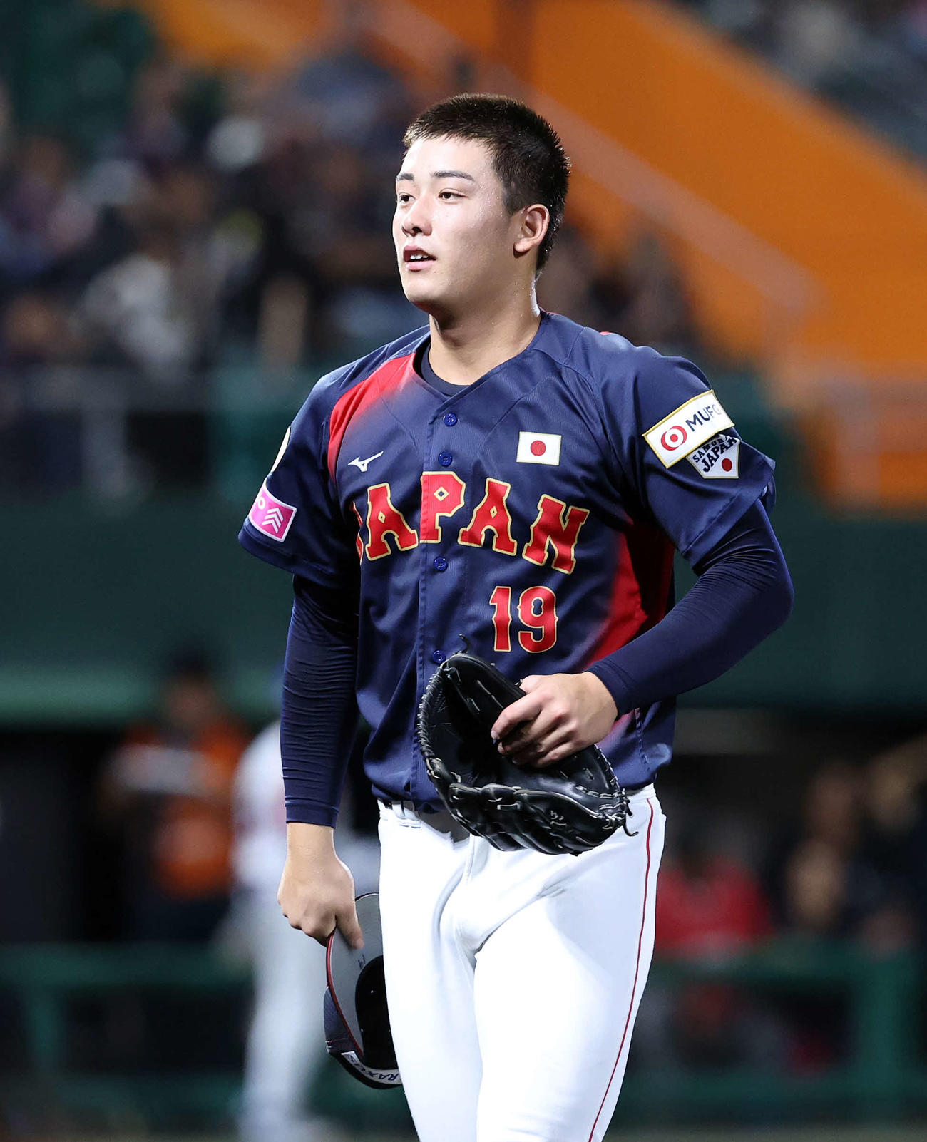 日本対プエルトリコ　2回裏、プエルトリコの攻撃を抑えベンチに引き揚げる日本・奥村頼（撮影・鈴木正人）