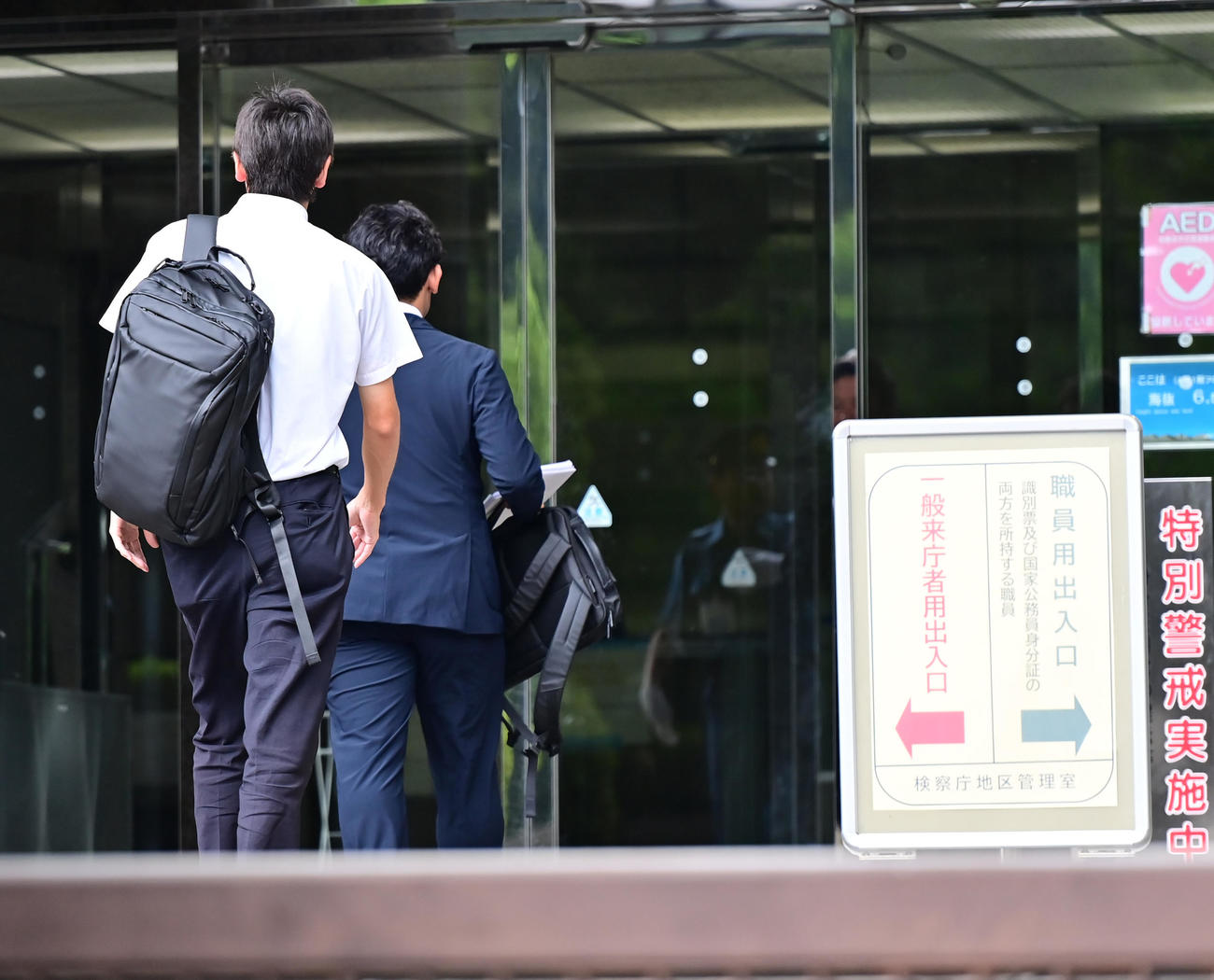広陵部内暴力問題の関連し加害生徒が名誉毀損（きそん）で東京地検に告訴、代理人弁護士が入庁する（撮影・清水貴仁）