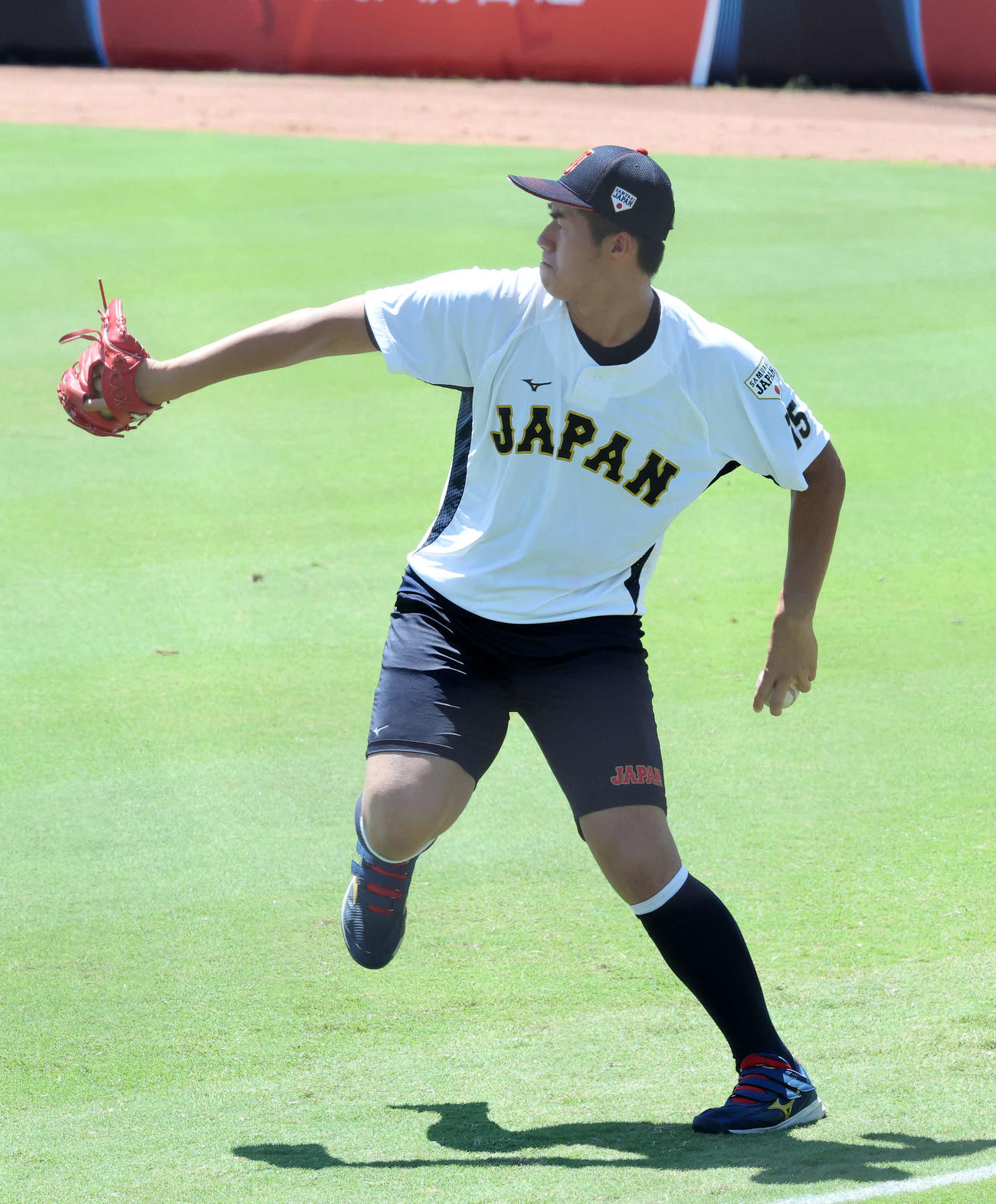 キャッチボールする日本・下重（撮影・鈴木正人）