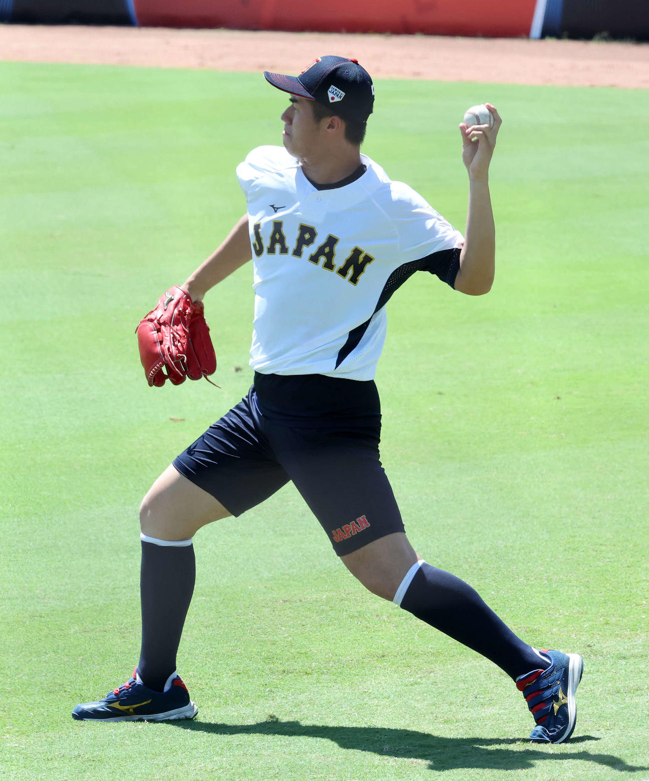キャッチボールする日本・下重（撮影・鈴木正人）