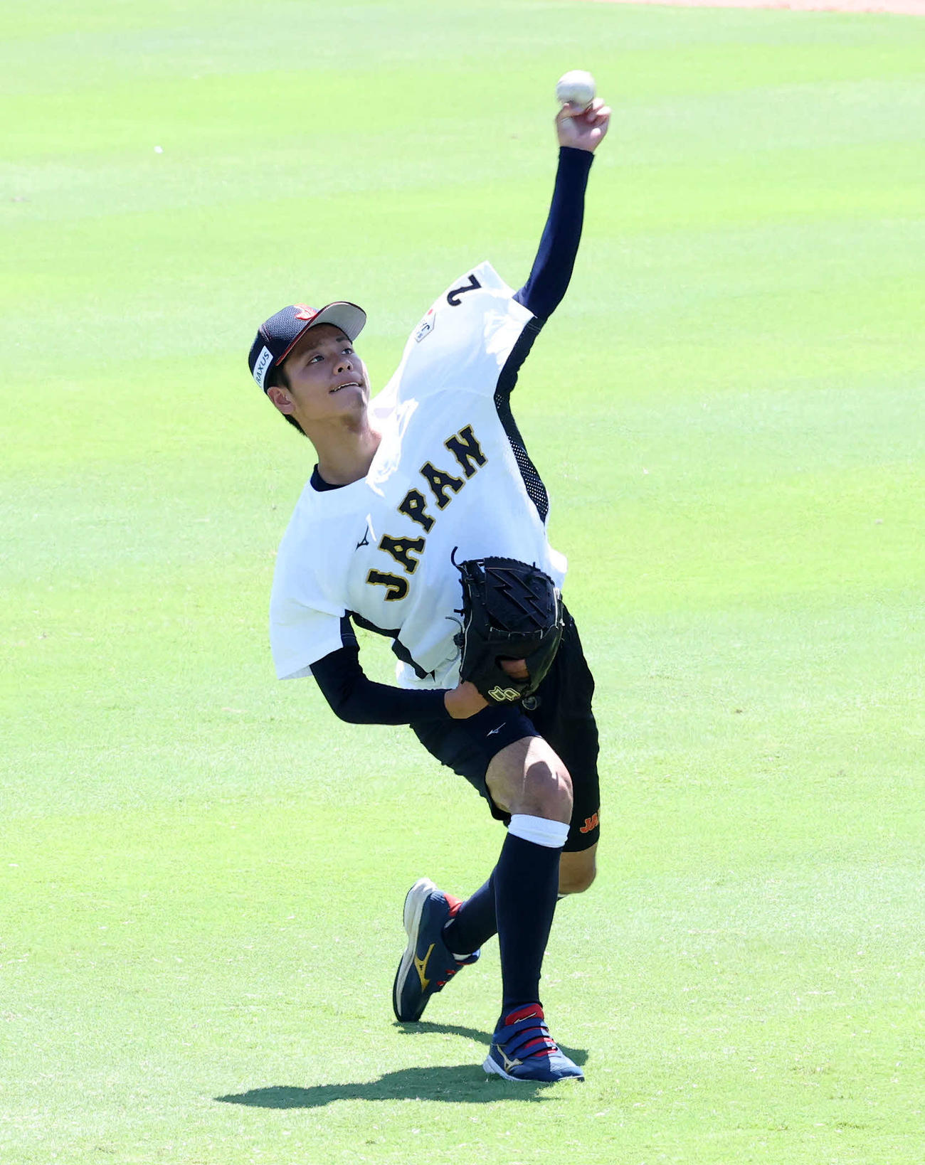 キャッチボールする日本・西村（撮影・鈴木正人）