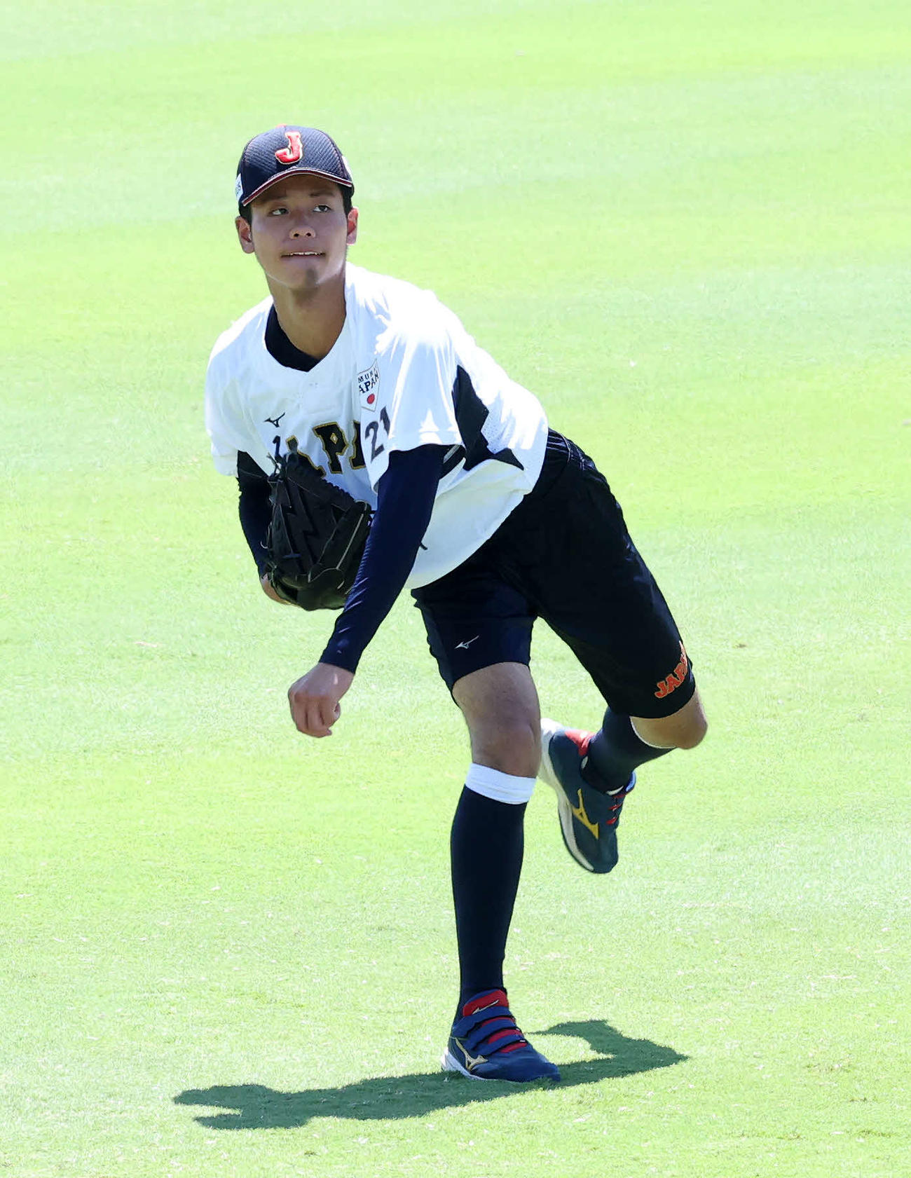 キャッチボールする日本・西村（撮影・鈴木正人）