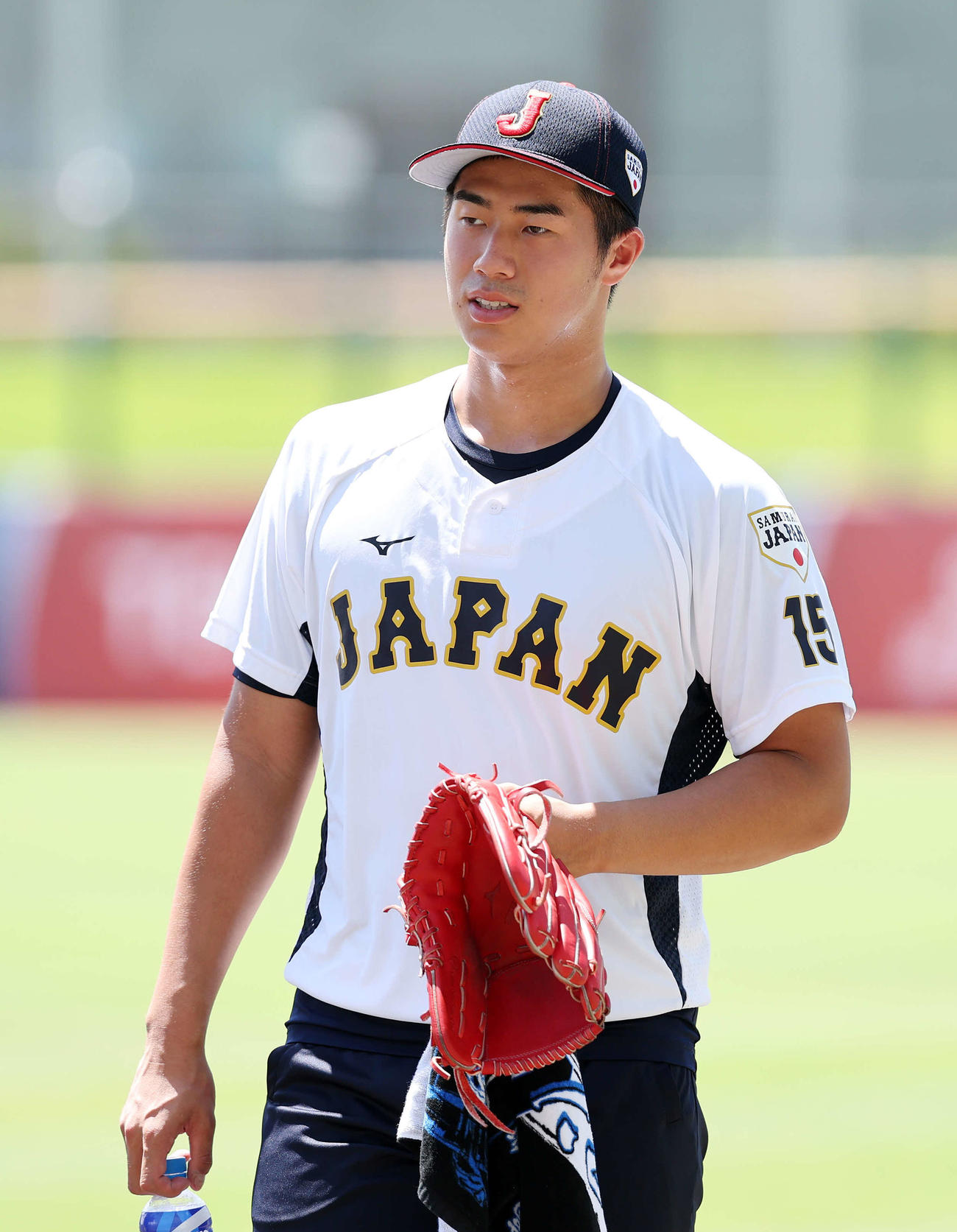 キャッチボールを終え移動する日本・下重（撮影・鈴木正人）