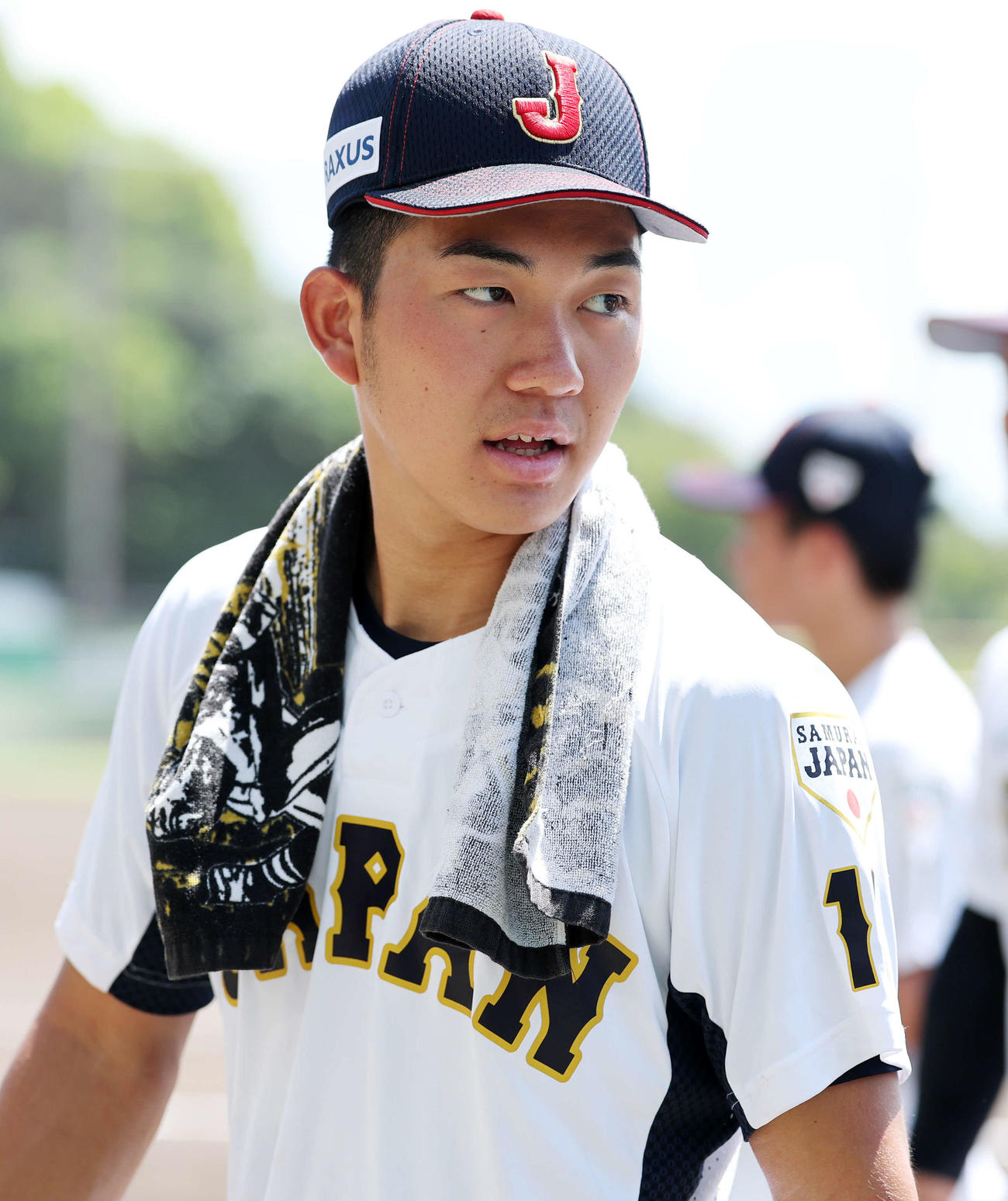 キャッチボールを終え移動する日本・石垣（撮影・鈴木正人）