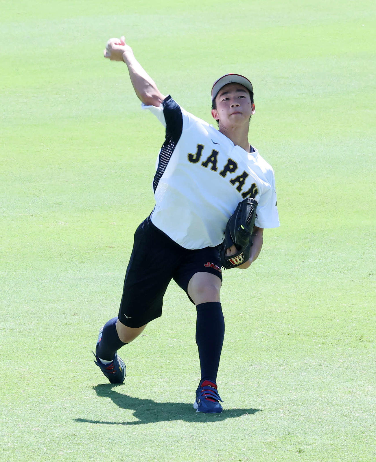 キャッチボールする日本・森下（撮影・鈴木正人）