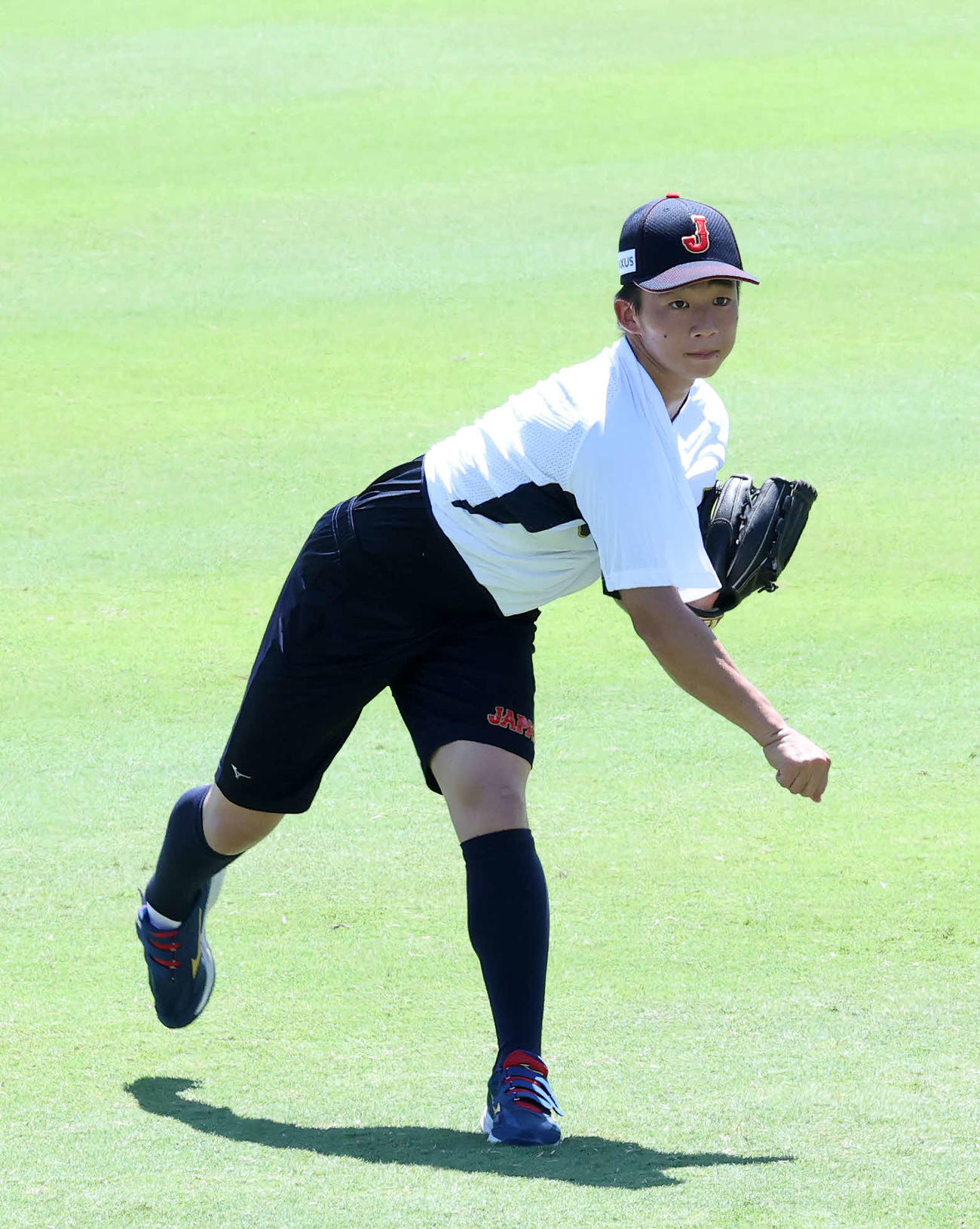 キャッチボールする日本・森下（撮影・鈴木正人）