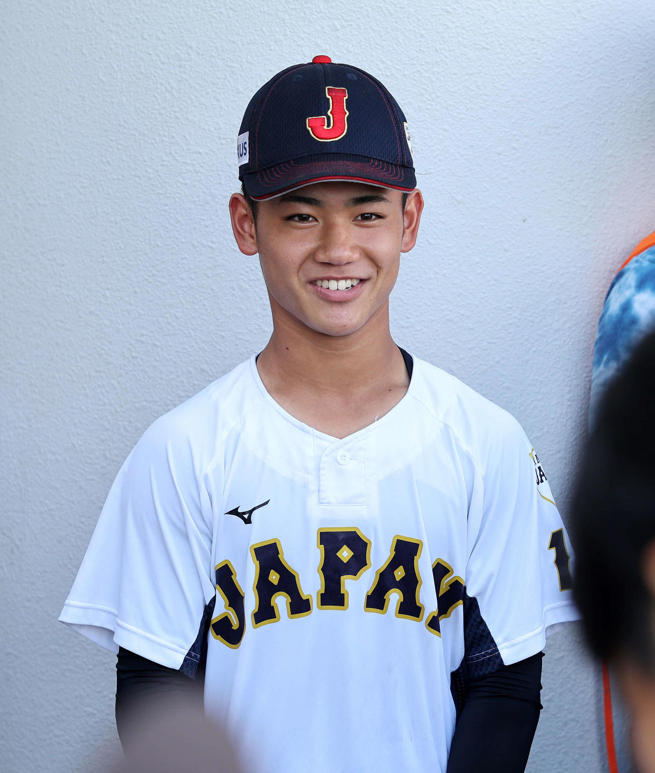 報道陣の質問に答える日本・岡部（撮影・鈴木正人）