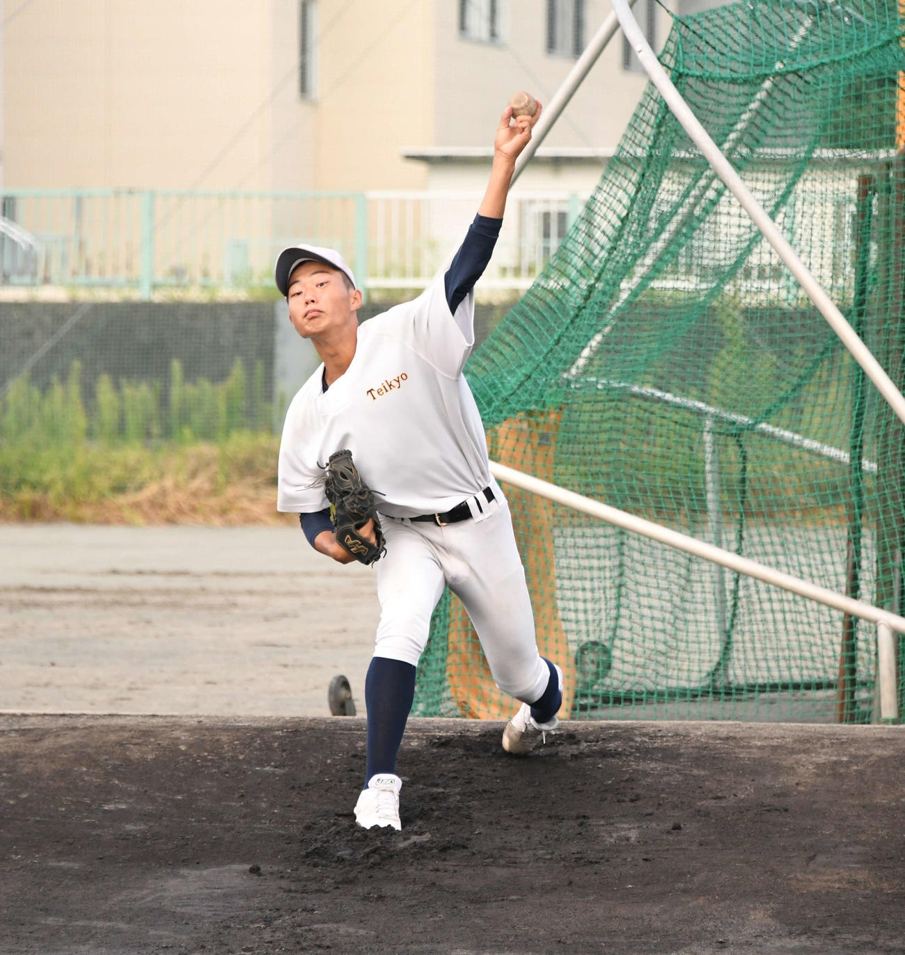 投球練習をする帝京長岡の工藤