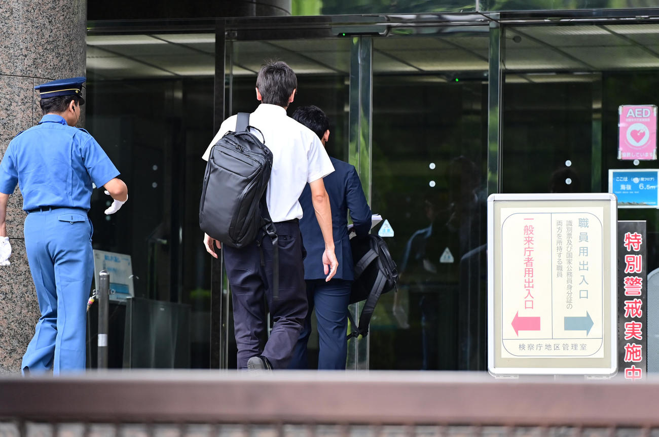 広陵部内暴力問題の関連し加害生徒が名誉毀損（きそん）で東京地検に告訴、代理人弁護士が入庁する（撮影・清水貴仁）