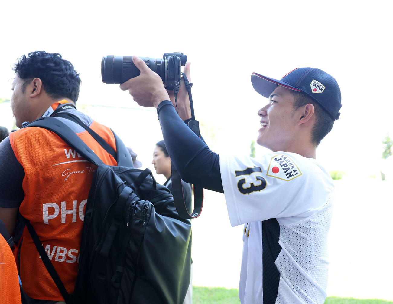 囲み取材を受ける日本・阿部の写真を撮る岡部（撮影・鈴木正人）