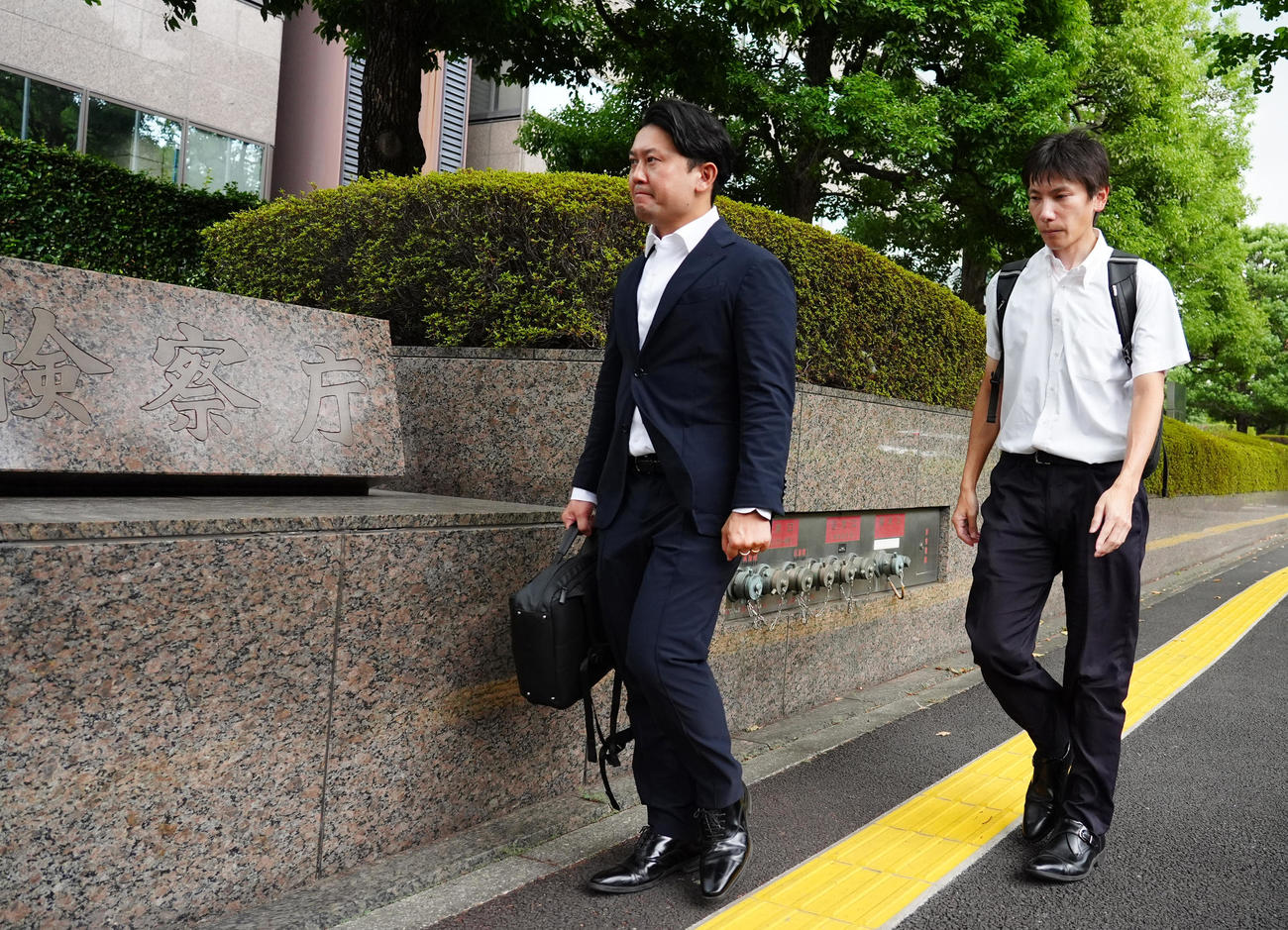 広陵部内暴力問題の関連し加害生徒が名誉毀損（きそん）で東京地検に告訴、代理人弁護士が入庁する（撮影・清水貴仁）