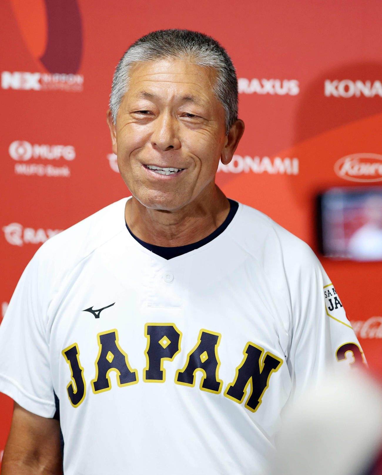 日本対アメリカ　報道陣の質問に答える日本・小倉監督（撮影・鈴木正人）