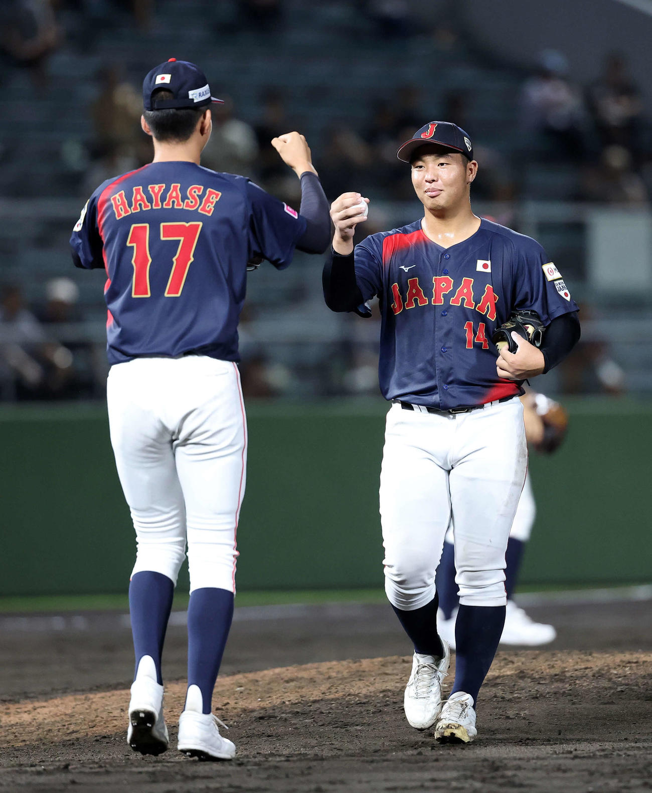 日本対アメリカ　日本・早瀬（左）と交代する末吉（撮影・鈴木正人）