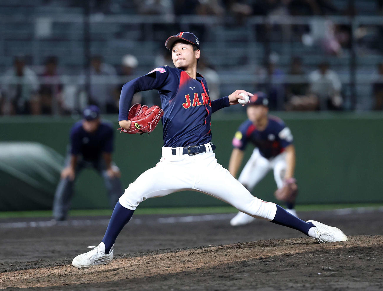 日本対アメリカ　力投する日本3番手の西村（撮影・鈴木正人）