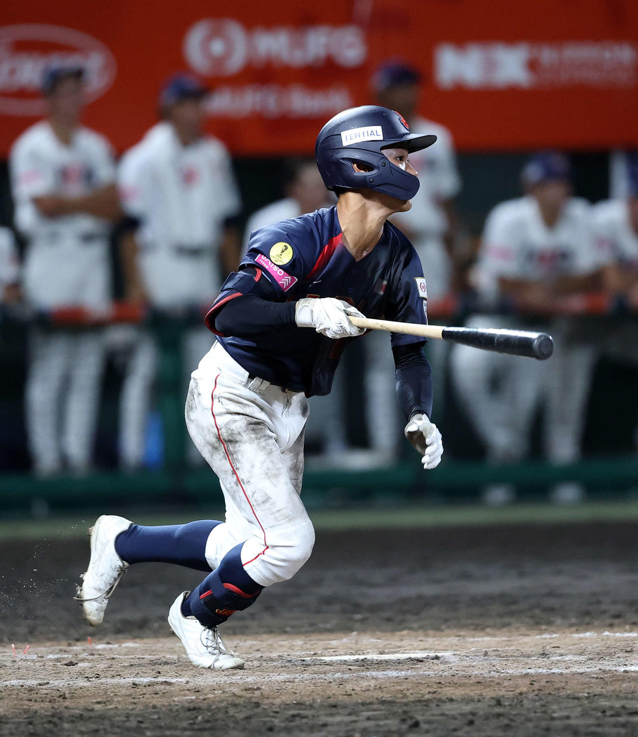 日本対アメリカ　8回表日本無死満塁・岡部は中越え適時二塁打を放つ（撮影・鈴木正人）
