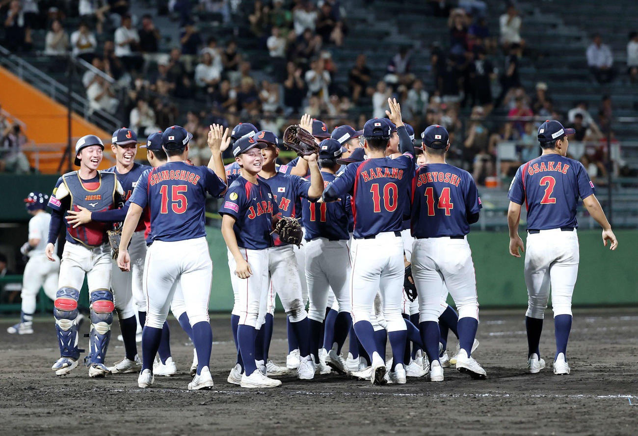 日本対アメリカ　勝利し笑顔を見せる日本の選手たち（撮影・鈴木正人）
