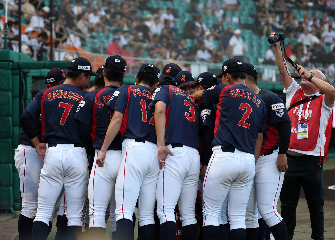 日本対アメリカ　試合前、円陣を組む日本の選手たち（撮影・鈴木正人）
