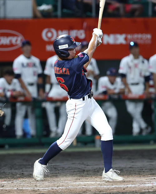 日本対アメリカ 4回表日本2死、高畑は左前打を放つ(撮影・鈴木正人)