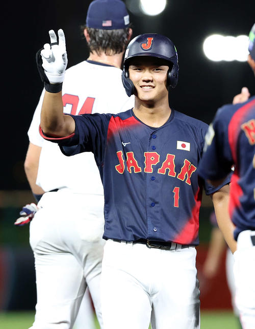 日本対アメリカ 4回表日本2死一塁、阿部は中前打を放ちシーサーポーズ(撮影・鈴木正人)