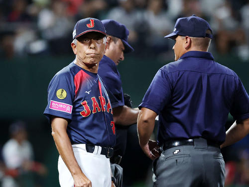 日本対アメリカ 5回裏、投手交代を告げる日本・小倉監督(撮影・鈴木正人)