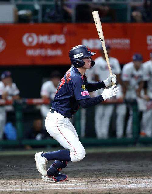 日本対アメリカ 7回表日本1死二、三塁、横山は右前適時打を放つ(撮影・鈴木正人)