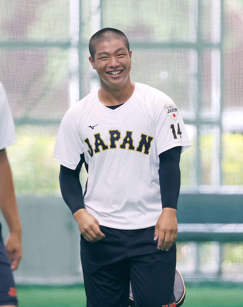 日本対アメリカ アップ中、笑顔を見せる日本・末吉(撮影・鈴木正人)