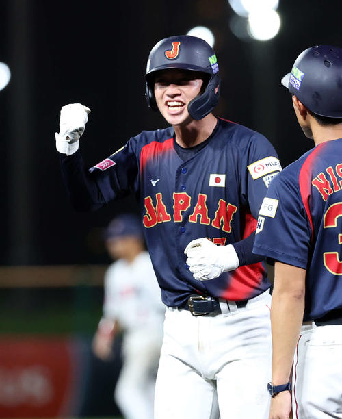 日本対アメリカ 7回表日本1死二、三塁、横山は右前適時打を放ちガッツポーズ(撮影・鈴木正人)