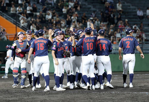 日本対アメリカ 勝利し笑顔を見せる日本の選手たち(撮影・鈴木正人)