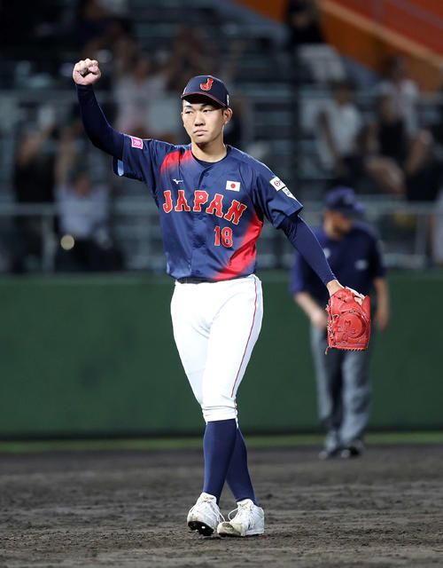 日本対アメリカ 勝利しガッツポーズする日本・石垣(撮影・鈴木正人)
