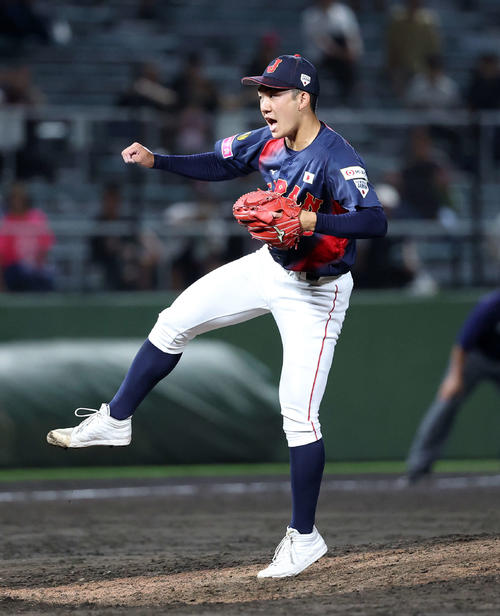 日本対アメリカ 力投する日本4番手の石垣(撮影・鈴木正人)