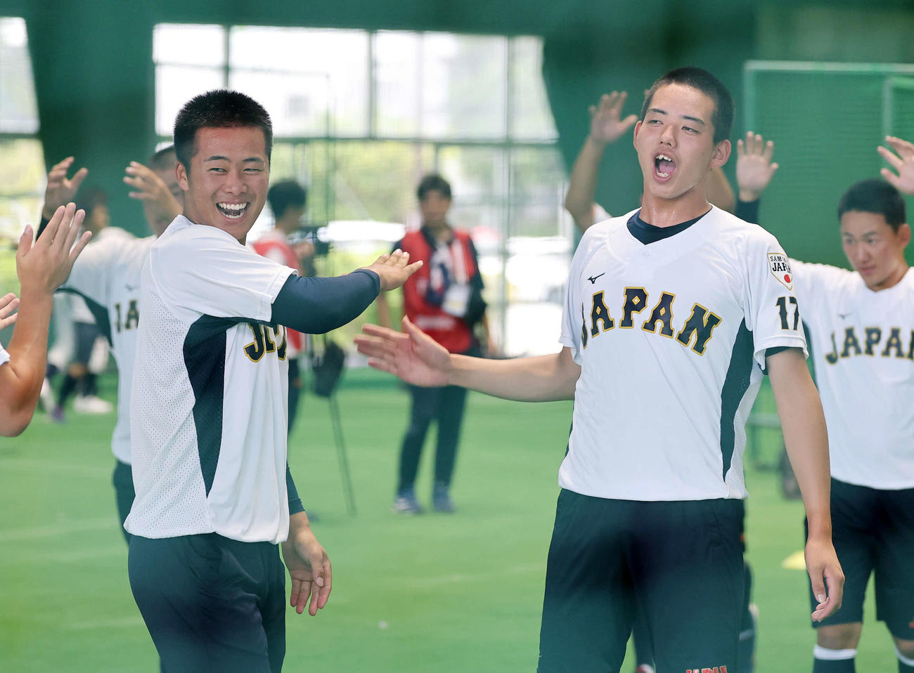 日本対アメリカ　アップ中、声出しする日本・中野と早瀬（撮影・鈴木正人）