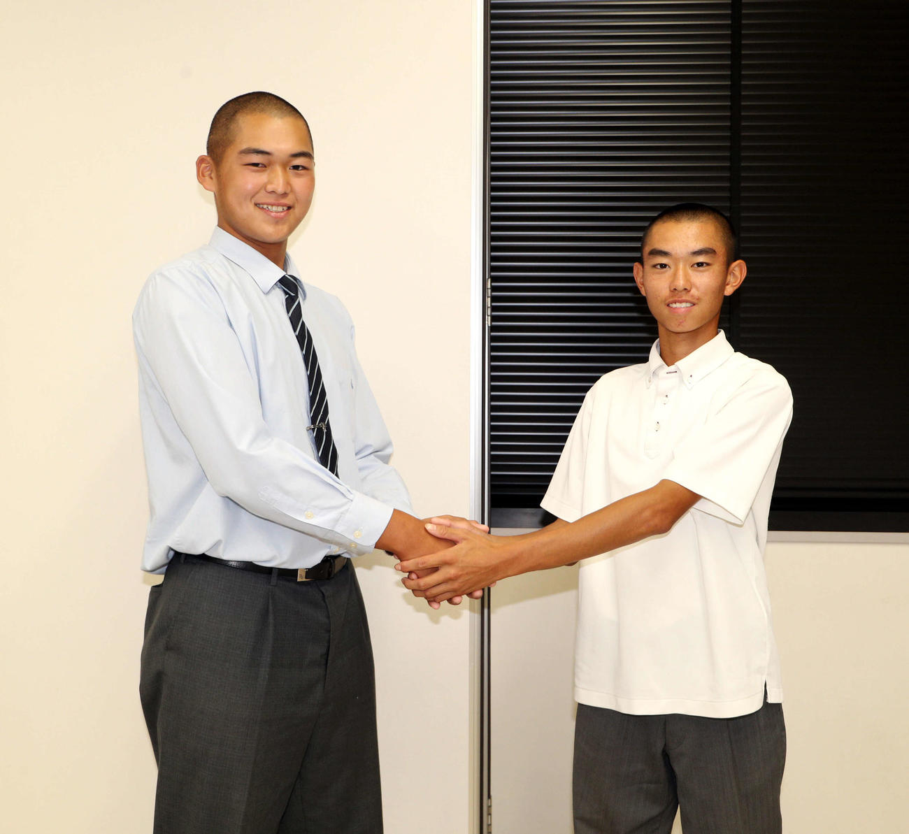 握手をかわす一関学院・黄海主将（左）と盛岡大付・柳葉主将（撮影・木村有優）