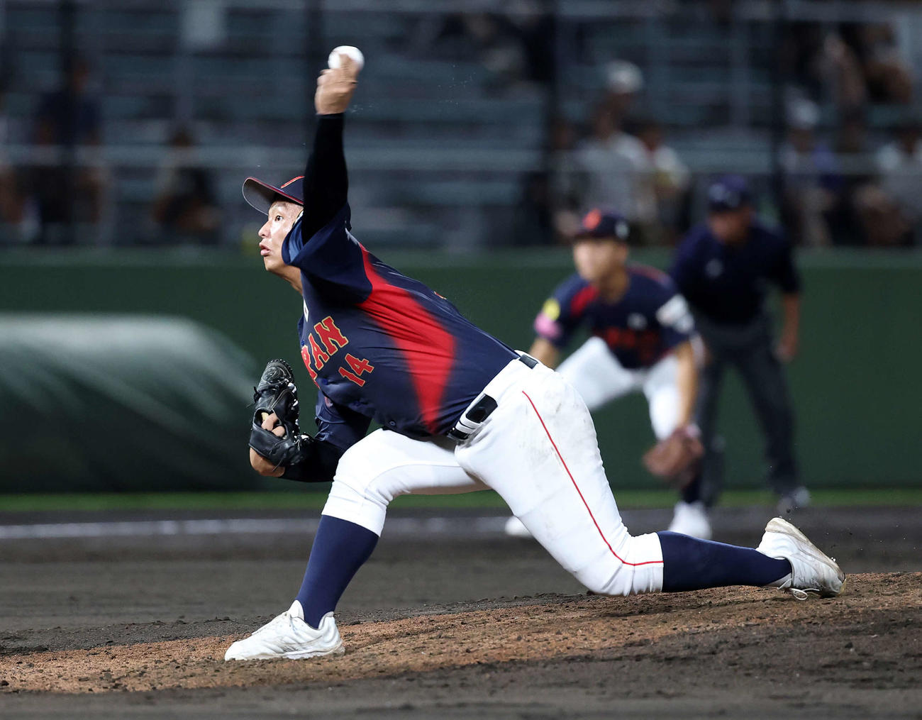 日本対アメリカ　力投する日本先発の末吉（撮影・鈴木正人）