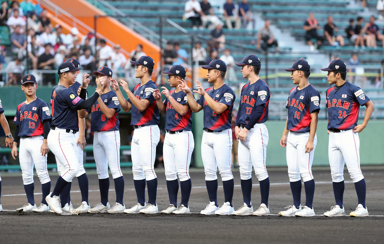 日本対アメリカ　選手紹介で日本・末吉（左手前）を迎える選手たち（撮影・鈴木正人）