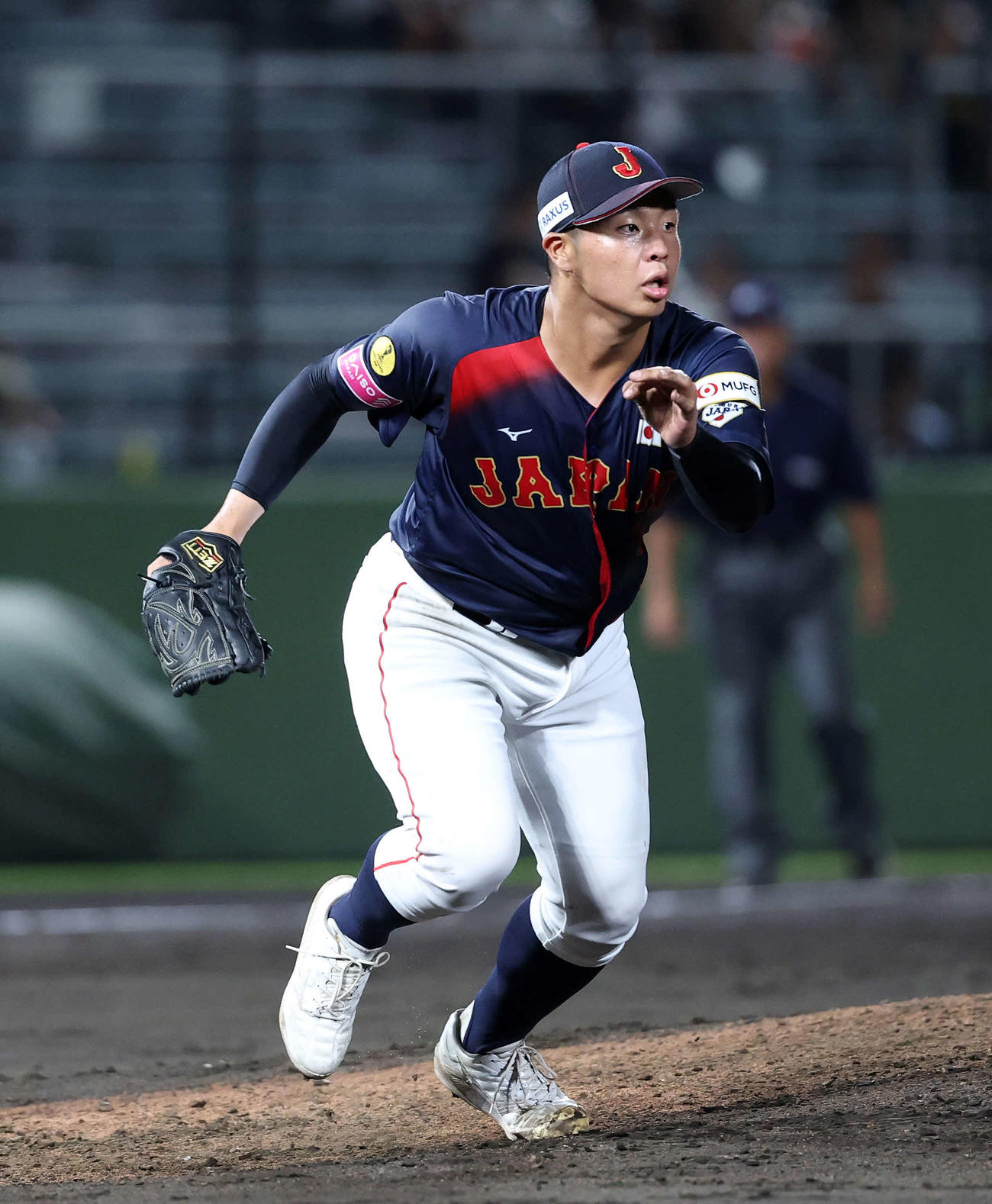 日本対アメリカ　3回裏アメリカ2死、ルイスの1ゴロをカバーに向かう日本・末吉（撮影・鈴木正人）