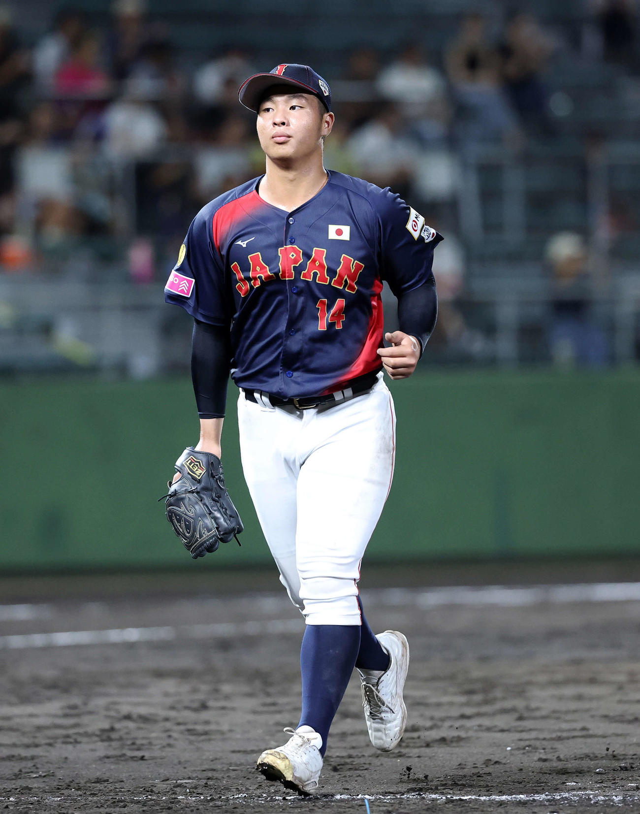 日本対アメリカ　4回裏、アメリカの攻撃を抑えベンチに引き揚げる日本・末吉（撮影・鈴木正人）