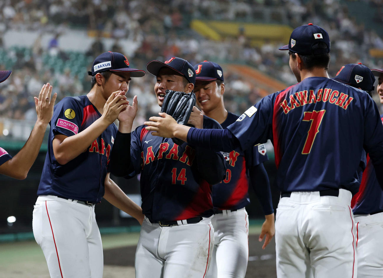 日本対アメリカ　無安打で交代した日本・末吉（中央）は選手たちに迎えられる（撮影・鈴木正人）