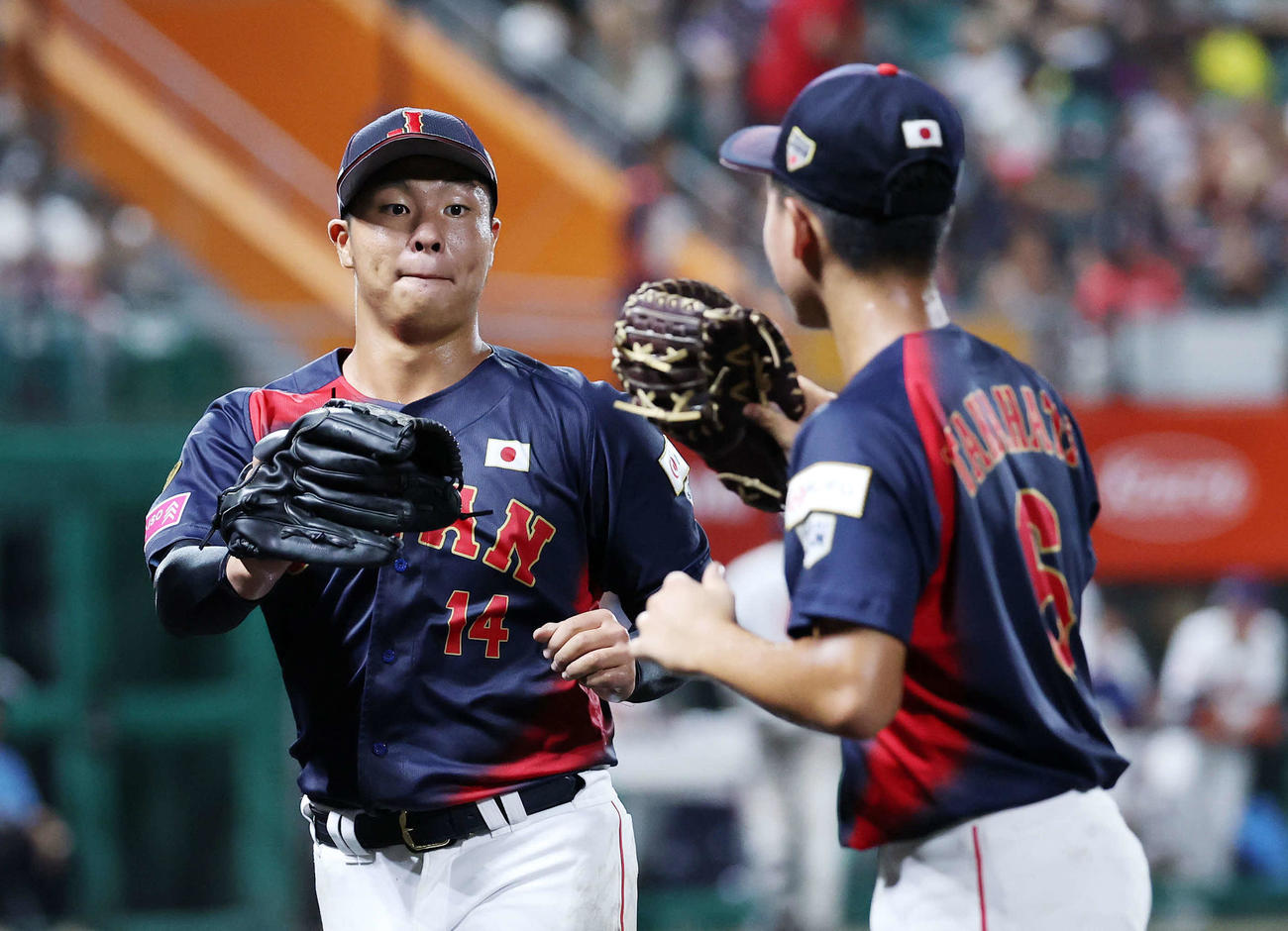 日本対アメリカ　4回裏、アメリカの攻撃を抑えベンチに引き揚げる日本・末吉（左）（撮影・鈴木正人）