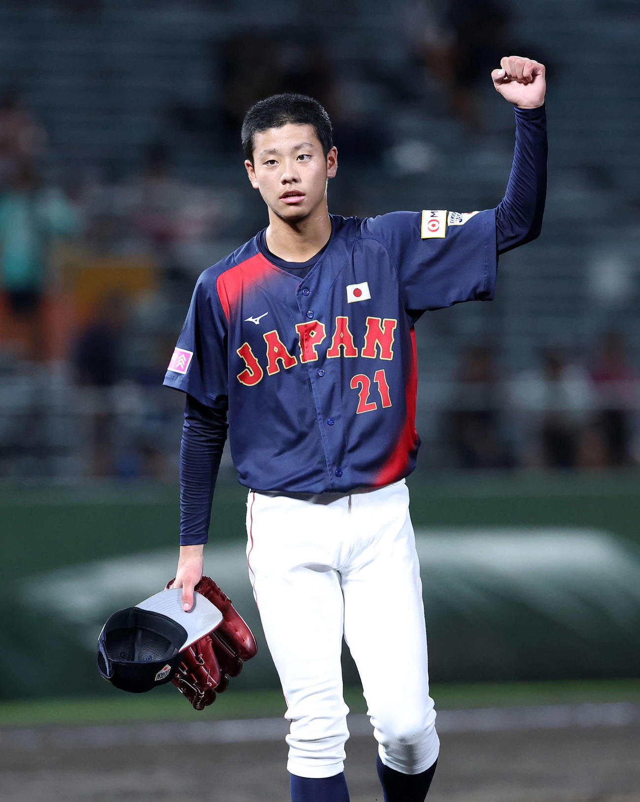 日本対アメリカ　7回裏、アメリカの攻撃を抑えガッツポーズする日本・西村（撮影・鈴木正人）