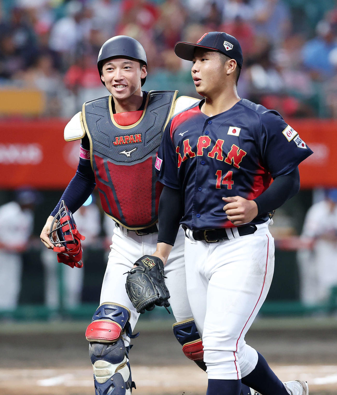 日本対アメリカ　1回裏、アメリカの攻撃を抑えベンチに引き揚げる日本・横山（左）と末吉（撮影・鈴木正人）